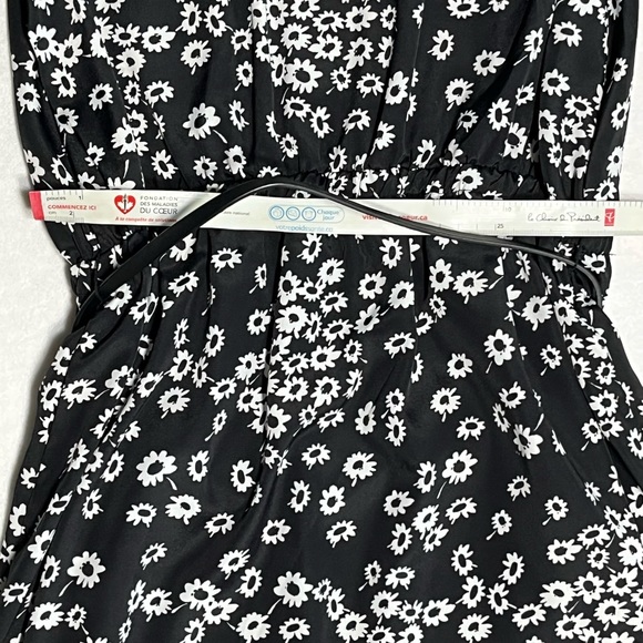 Black and white BeBop dress with pretty flowers and black belt very pretty dress - Picture 7 of 9